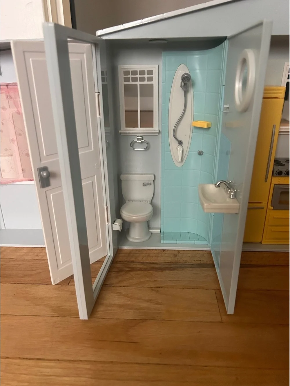Vintage 2005 Mattel Barbie Totally Real Fold Up Doll House